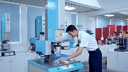 汕頭超聲波焊接機(jī)在頭盔焊接加工中的應(yīng)用與優(yōu)勢(shì)